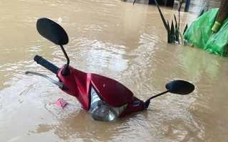 Thế giới 2 bánh: Làm gì để xe máy an toàn đi qua đường ngập nước?